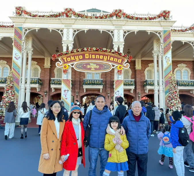 5 khach check in toykyo disneyland nhat ban