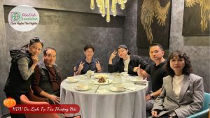 6 khách du lịch thượng hải tại nhà hàng