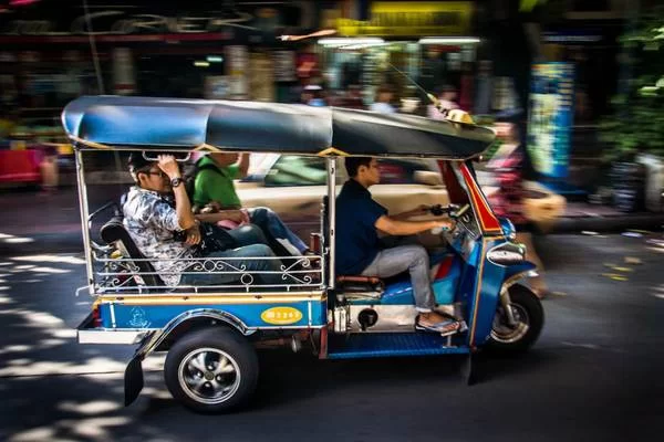 Khach du lich Trai nghiem xe ba banh tai Thai Lan