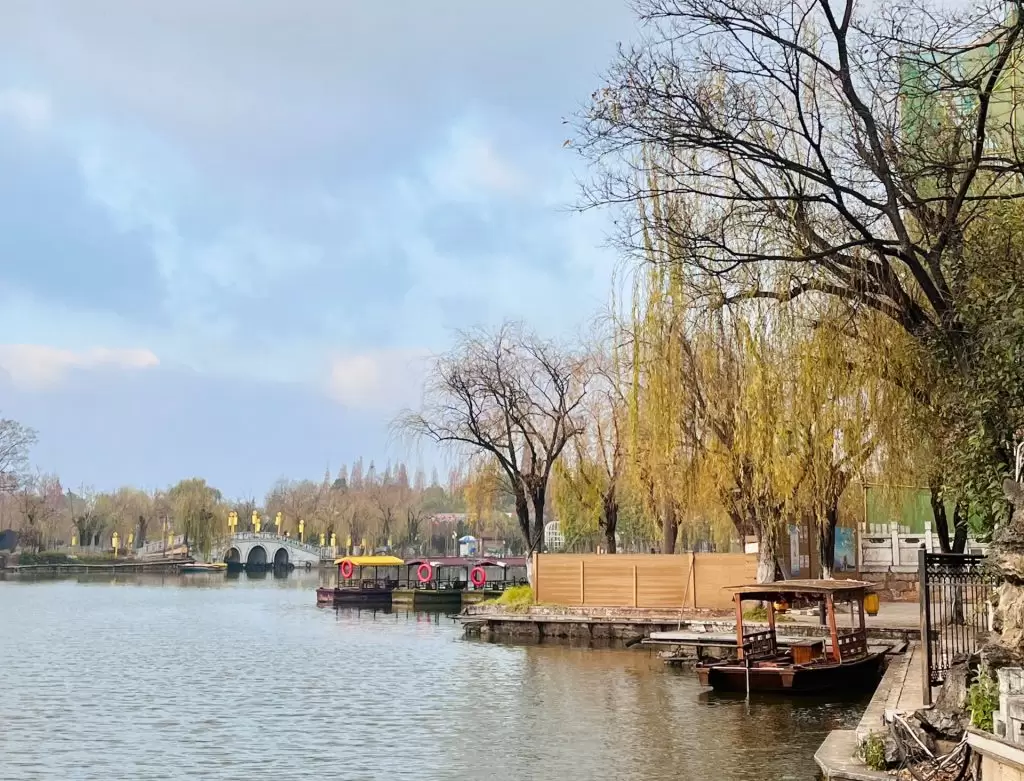 huong dan vien du lich tu tuc con minh van nam