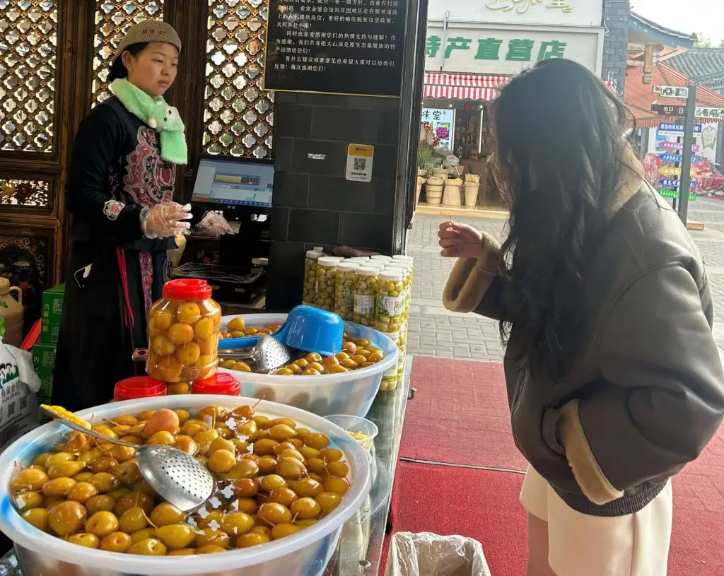 huong dan vien du lich tu tuc con minh van nam